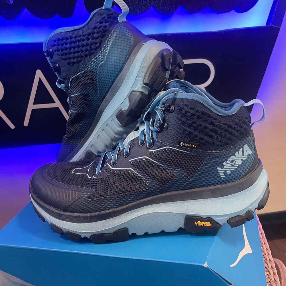 HOKA TAO GTX women’s size 9 1/2. Worn once.